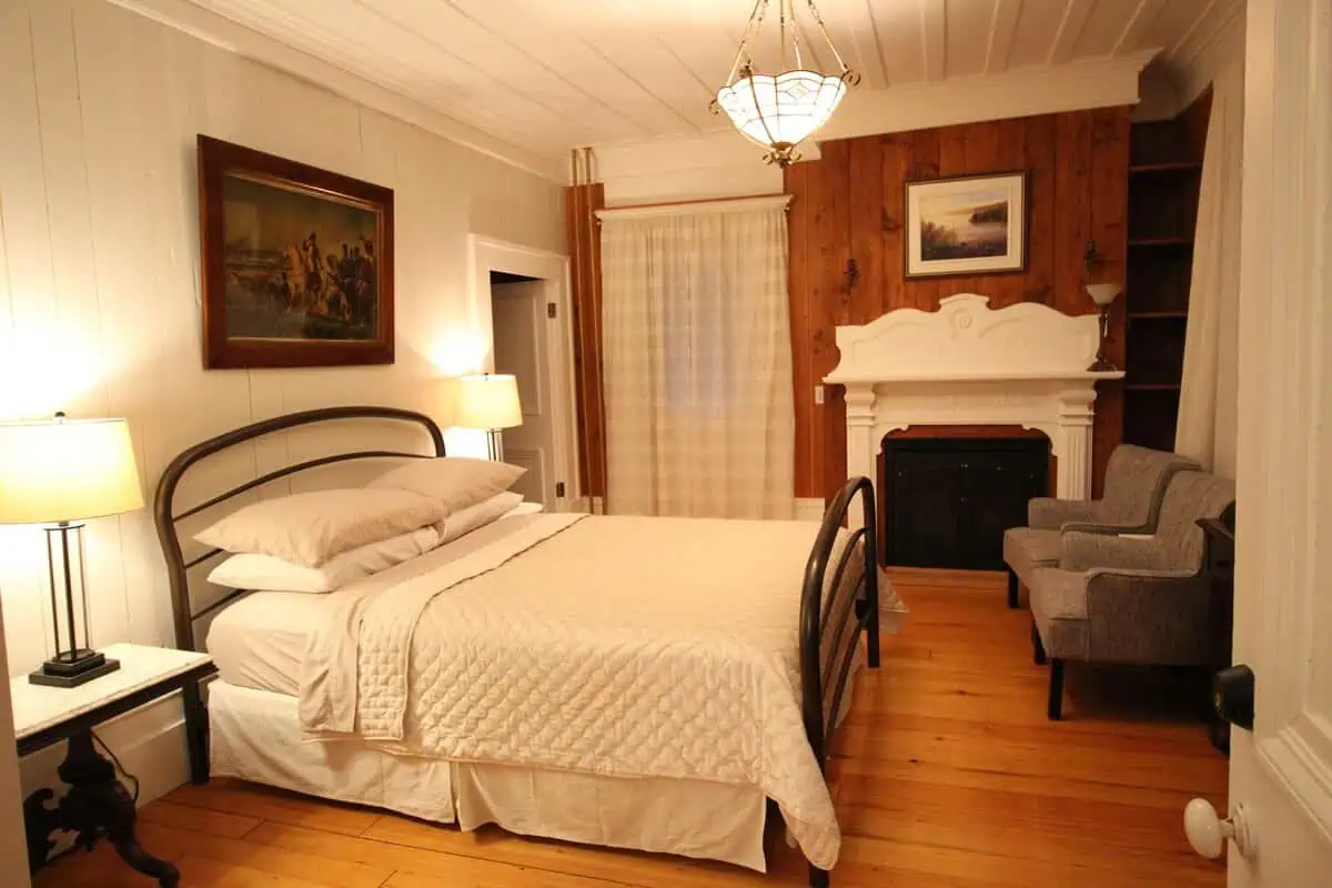 - Guide to Exploring Québec’s Maritime Regions: An Epic Road Trip Standard room with garden view at the Auberge Comme au Premier Jour in Saint-Pacôme in Quebéc, Canada.