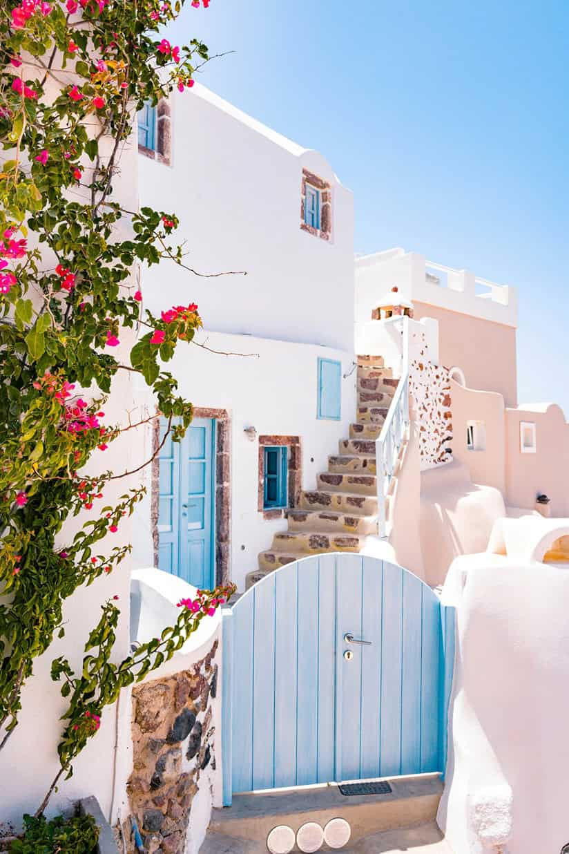 visiting greece - Visiting Greece: Good Things To Know and Common Phrases A building with the quintessential blue door in Oia, Greece.