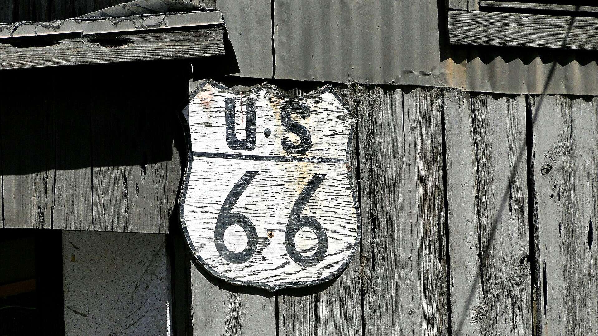 ev travel - EV Travel Planner: The Best Destinations in the US for Traveling In an EV A sign that states 'Route 66'