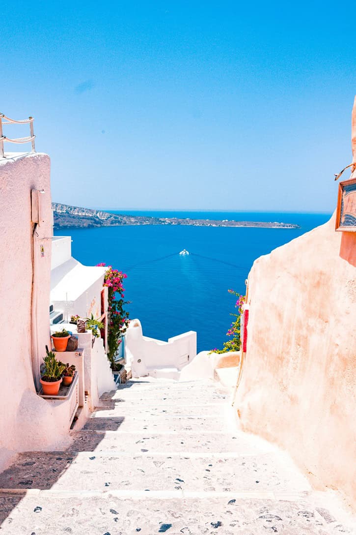 visiting greece - Visiting Greece: Good Things To Know and Common Phrases A view of the sea in Santorini, Greece.