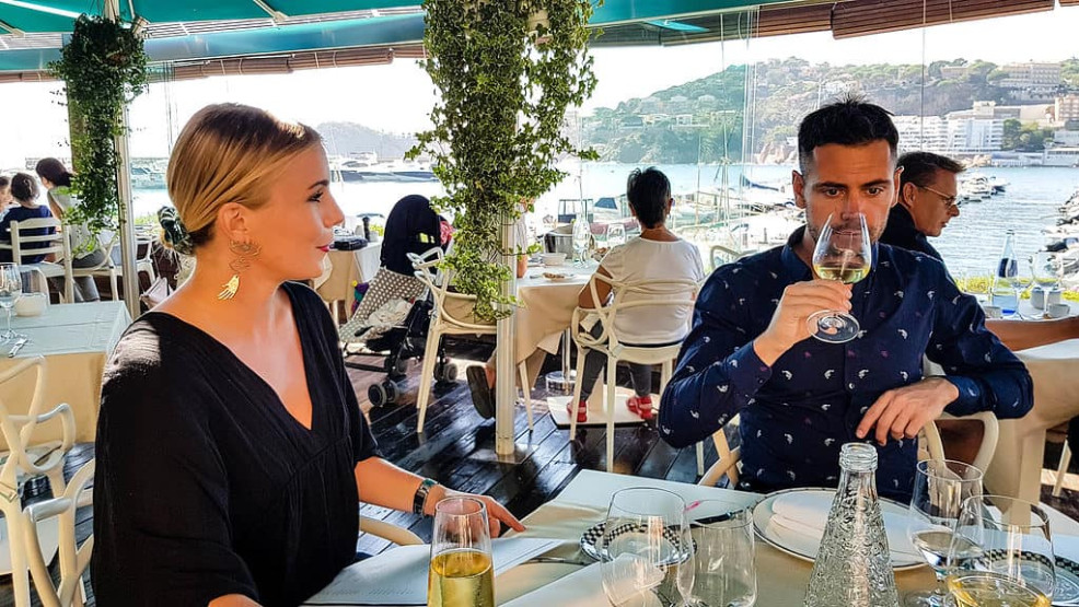 Enjoying the wine & the seafood at Sa Marinada, Feliu de Guixols