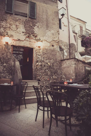 Bar in Elba, Italy. Photo by kiwihug -unsplash.